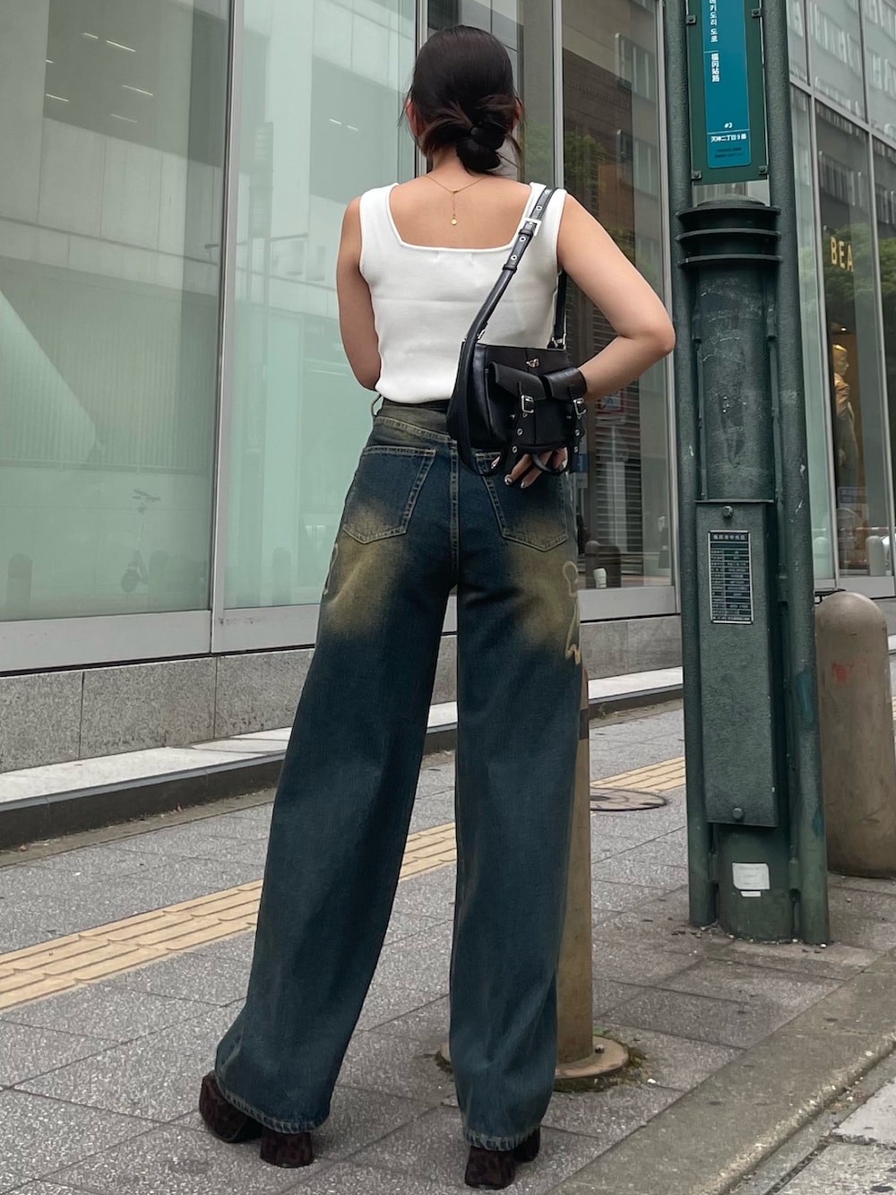 ホワイト系のTシャツ/カットソー、ブルー系のデニムパンツ、ブラウン系のサンダルを着用したレディースの夏コーディネートの3枚目の写真