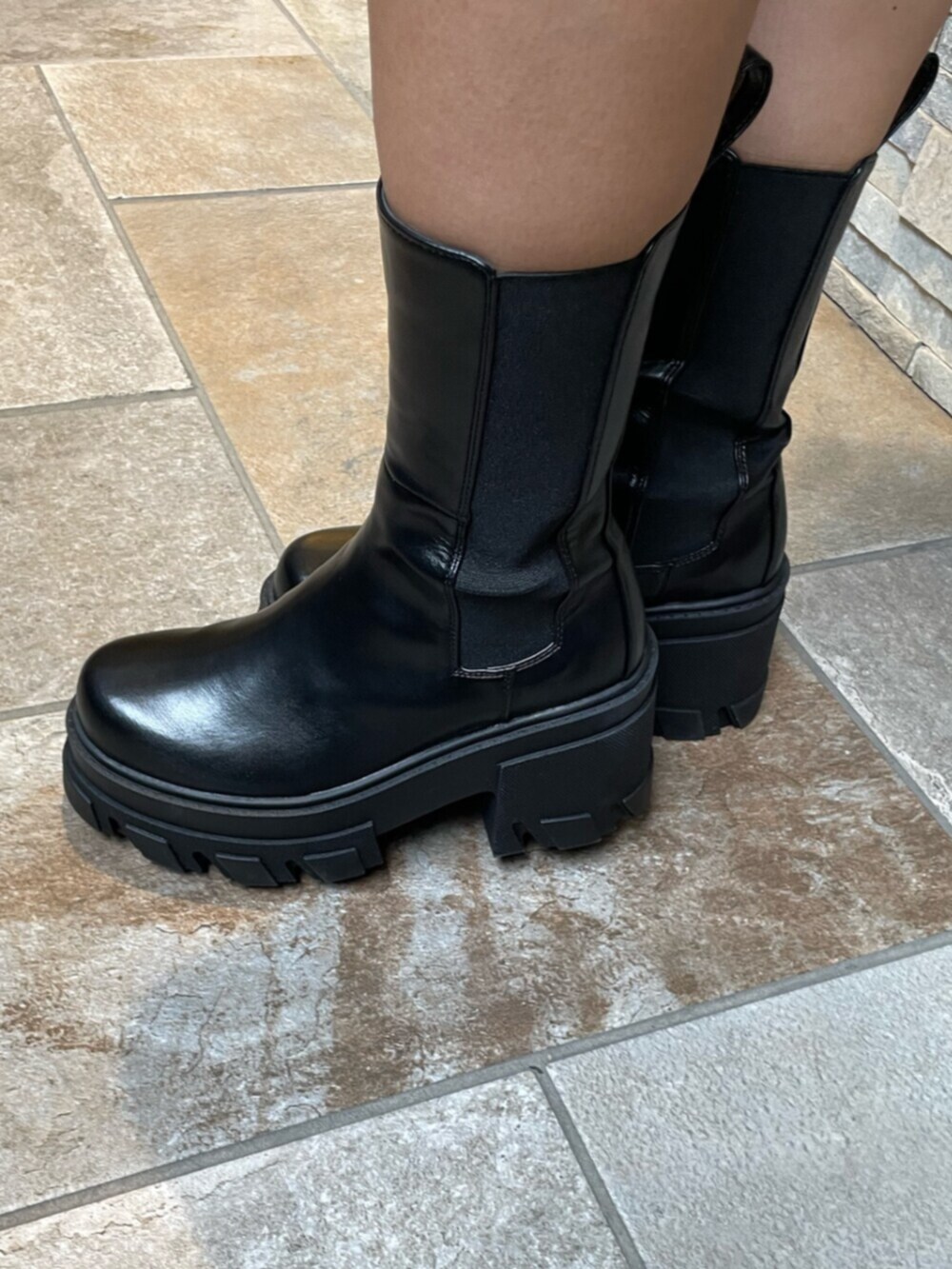 ブラック系のブーツ、ブラック系のハンドバッグ、ブラウン系のデニムジャケットを着用したレディースの秋コーディネートの7枚目の写真