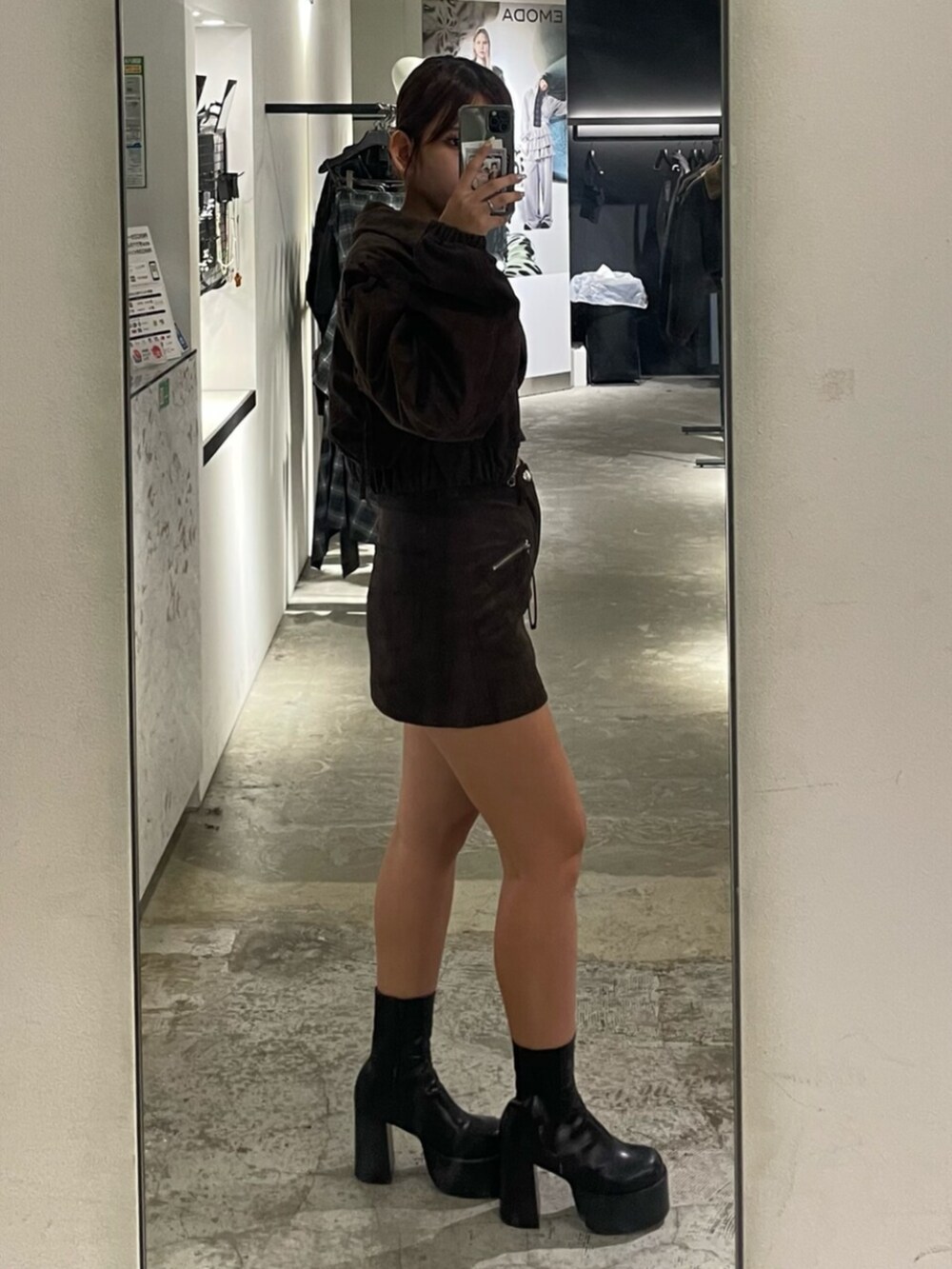 ブラック系のキャミソール、ブラック系のブーツ、ブラウン系のブルゾンを着用したレディースの秋コーディネートの2枚目の写真