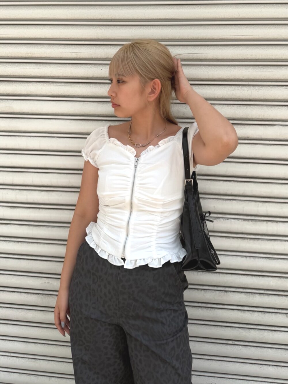 ブラック系のサンダル、グレー系のその他パンツ、ブラック系のハンドバッグを着用したレディースの夏コーディネートの4枚目の写真