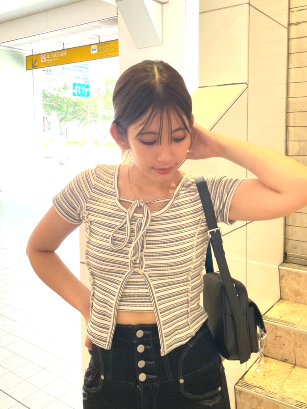 その他のTシャツ/カットソー、ブラック系のデニムパンツ、ブラック系のサンダルを着用したレディースの秋コーディネートの4枚目の写真