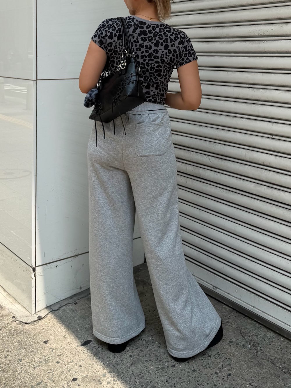 グレー系のTシャツ/カットソー、グレー系のその他パンツ、ブラック系のショルダーバッグを着用したレディースの夏コーディネートの3枚目の写真
