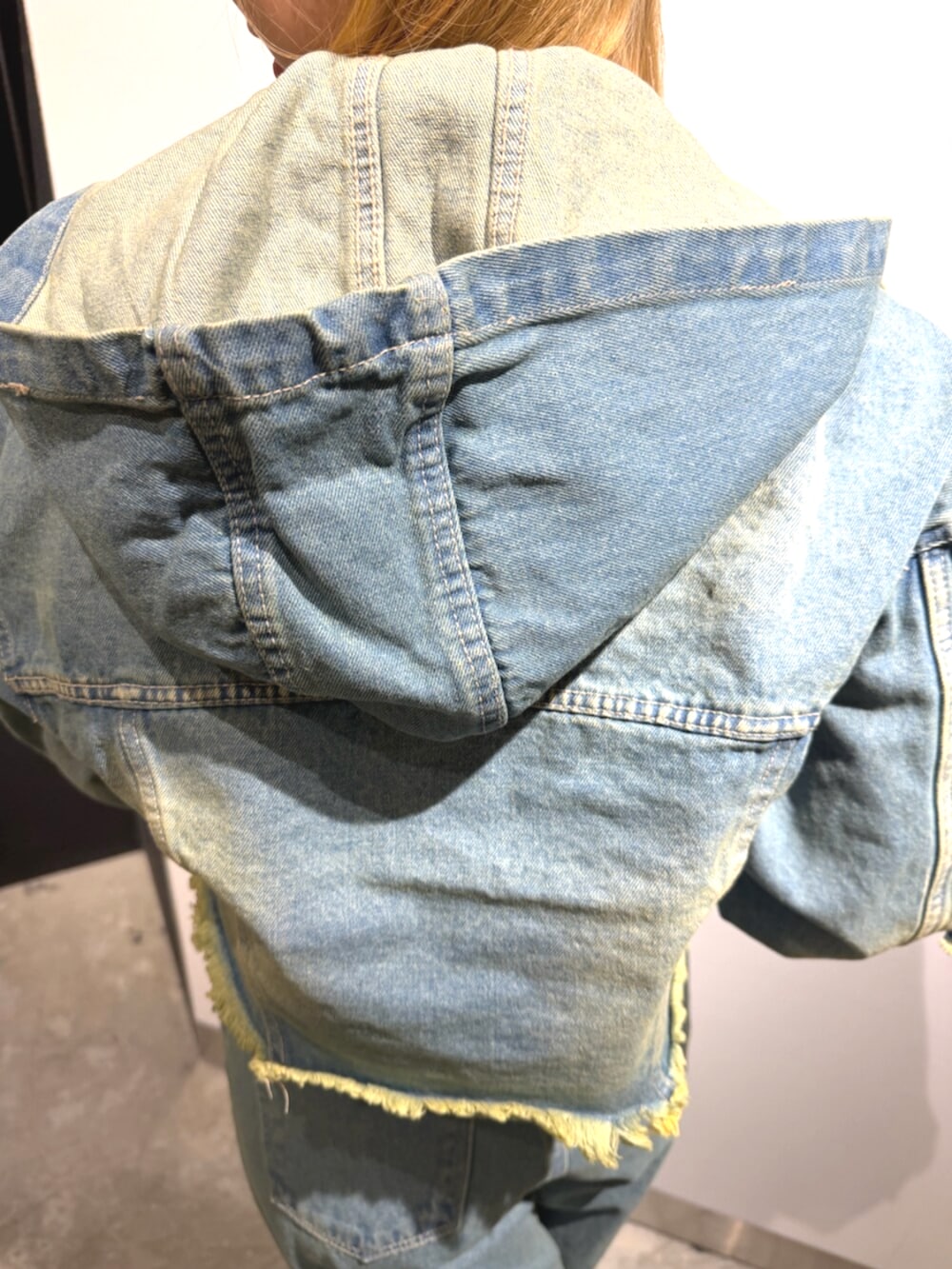 ホワイト系のTシャツ/カットソー、ブルー系のデニムジャケット、ブルー系のデニムパンツを着用したレディースの冬コーディネートの6枚目の写真