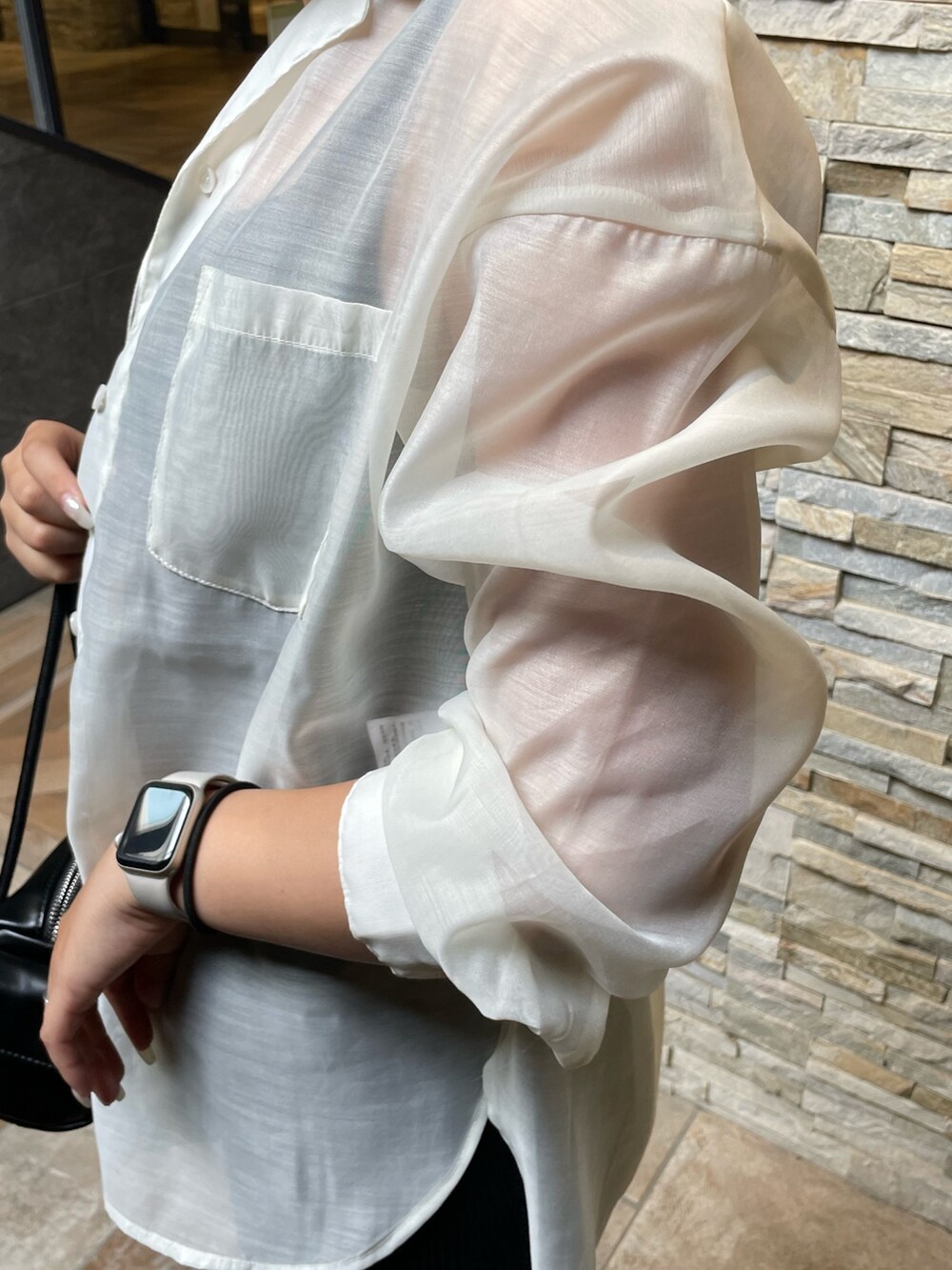 ホワイト系のシャツ/ブラウス、ブラック系のワンピース、ブラック系のハンドバッグを着用したレディースの夏コーディネートの6枚目の写真