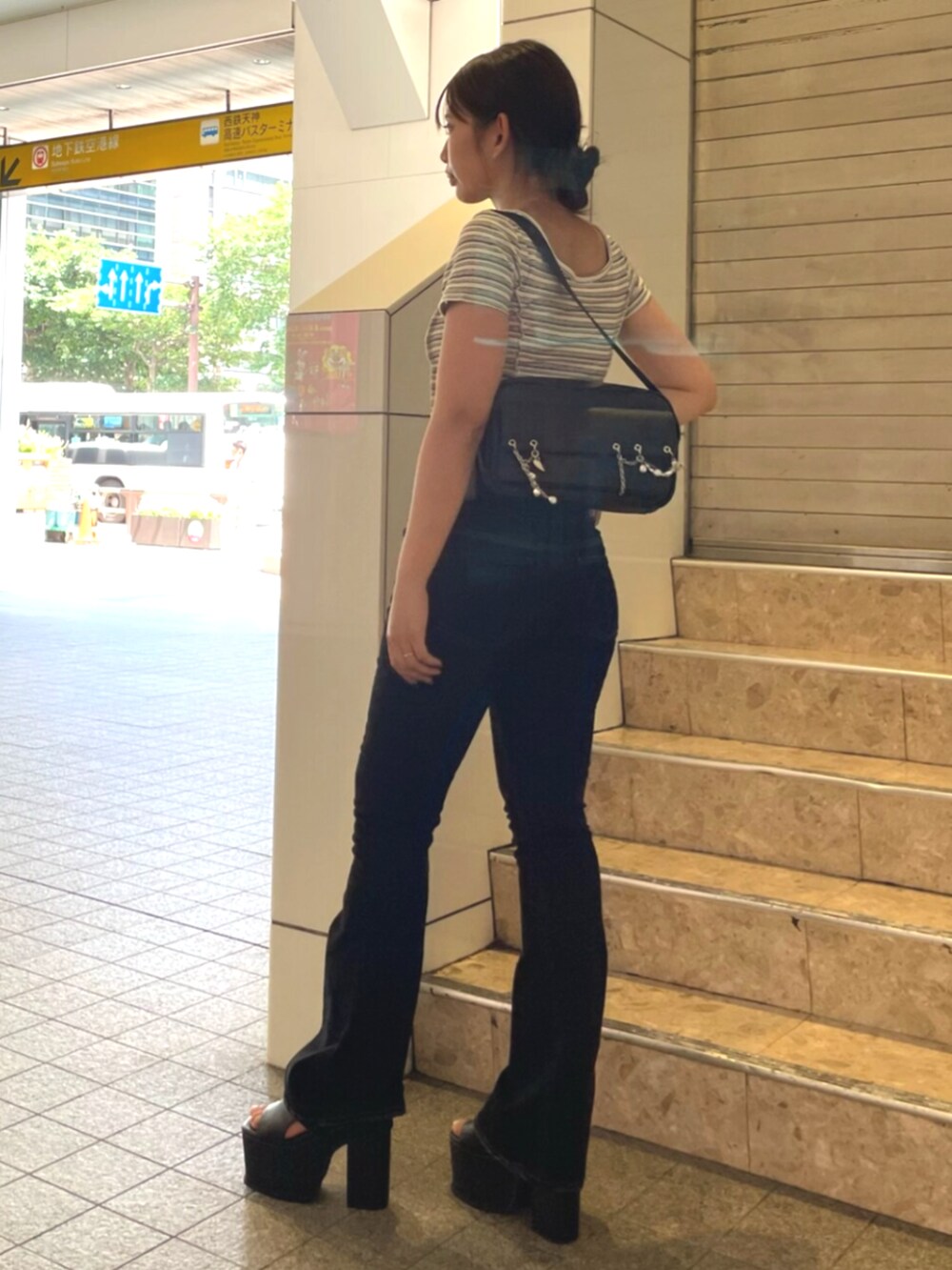 その他のTシャツ/カットソー、ブラック系のデニムパンツ、ブラック系のサンダルを着用したレディースの秋コーディネートの2枚目の写真