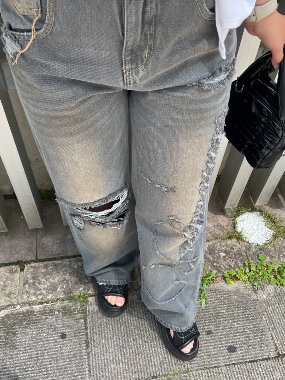 ホワイト系のTシャツ/カットソー、ブラック系のタンクトップ、ブラック系のハンドバッグを着用したレディースの春コーディネートの6枚目の写真