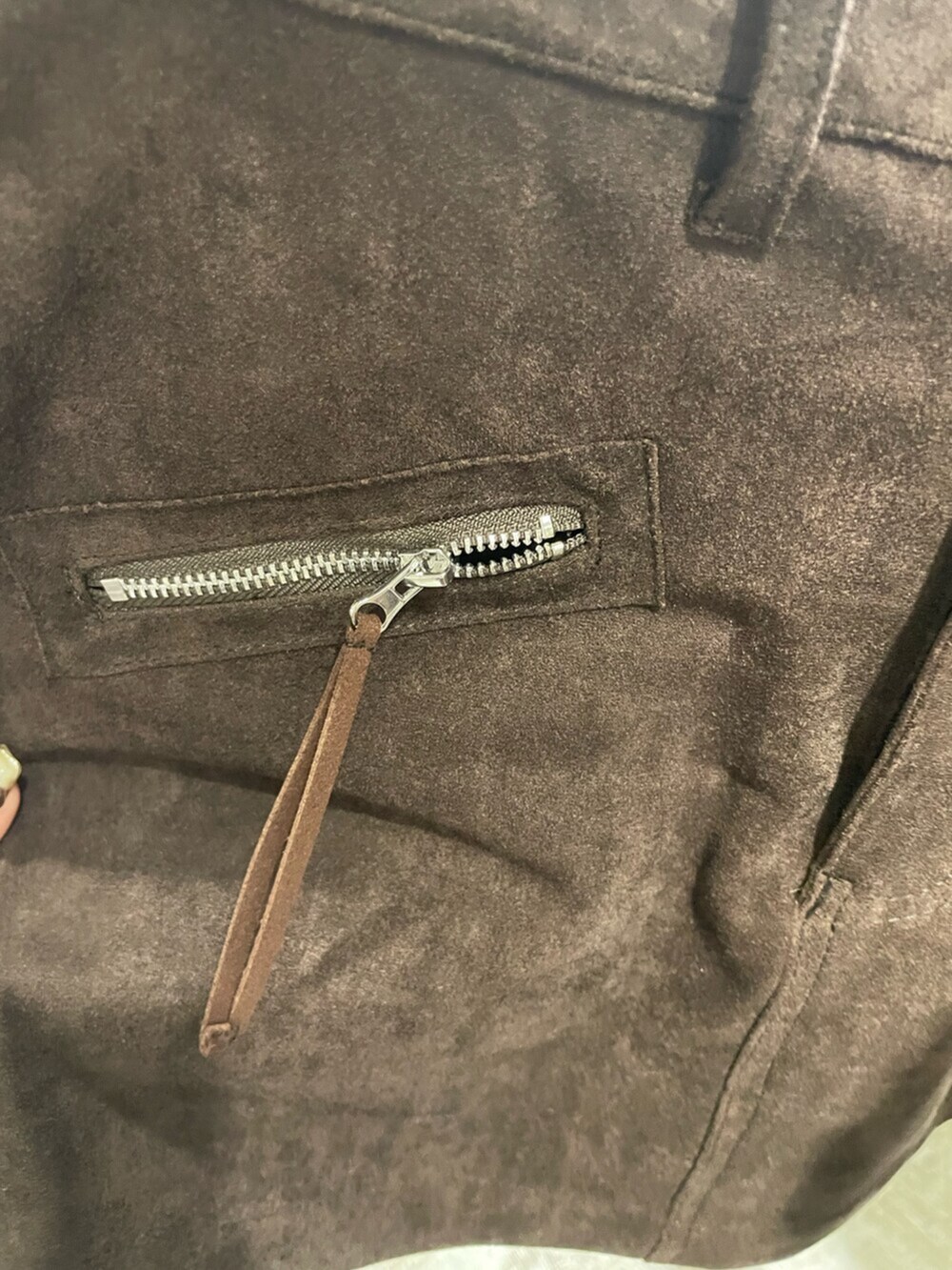 ブラック系のキャミソール、ブラック系のブーツ、ブラウン系のブルゾンを着用したレディースの秋コーディネートの6枚目の写真