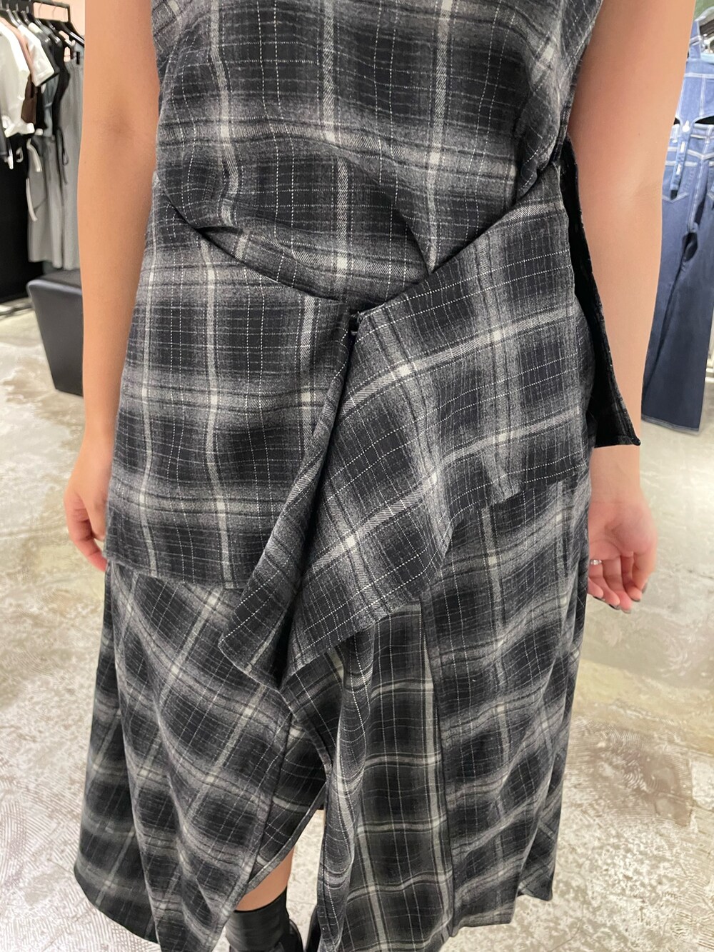 ブラック系のワンピース、ブラック系のブーツ、ブラック系のニットキャップ/ビーニーを着用したレディースの夏コーディネートの5枚目の写真