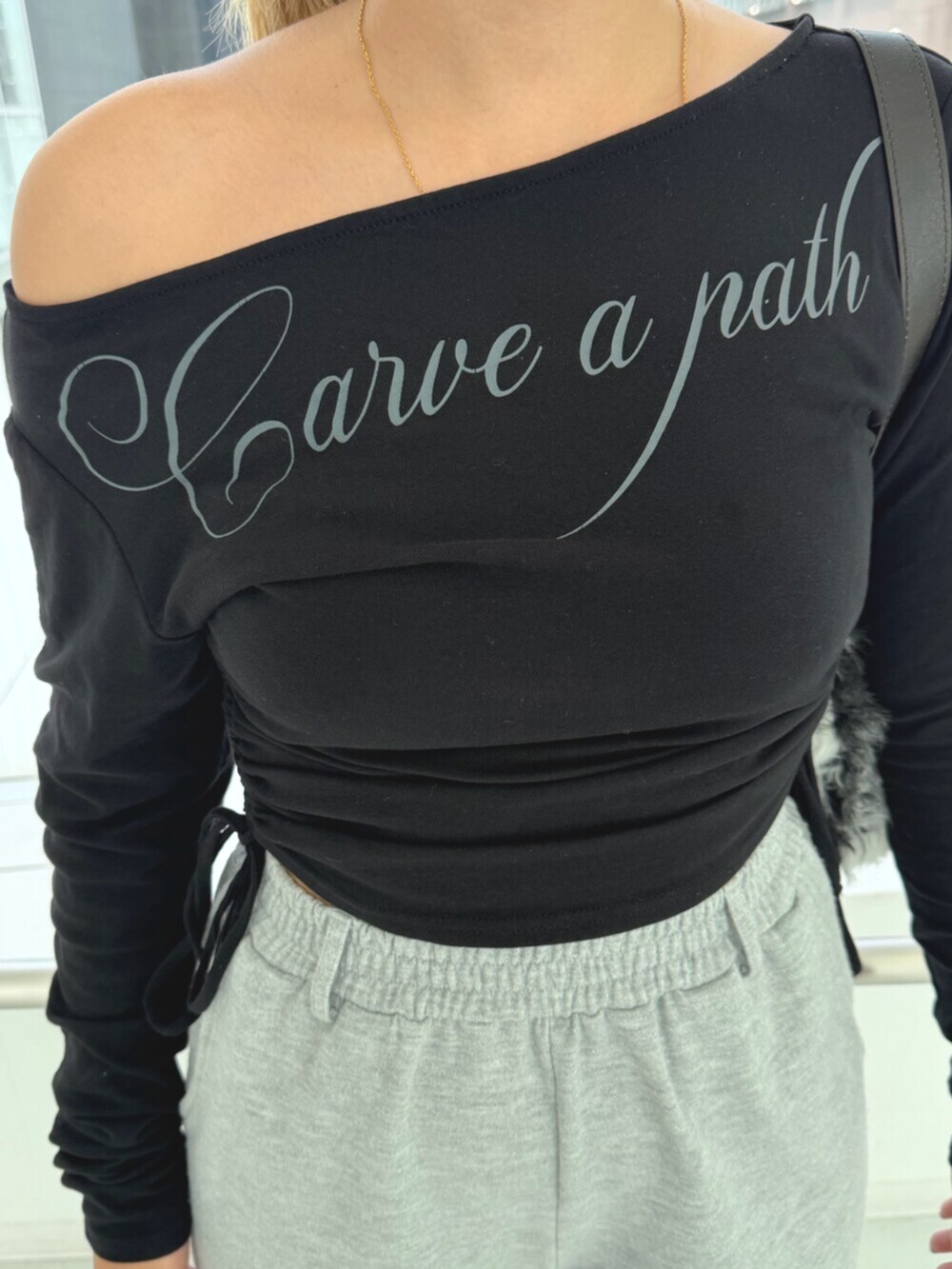 グレー系のスウェットパンツ、ブラウン系のスリッポン、ブラック系のTシャツ/カットソーを着用したレディースの秋コーディネートの4枚目の写真