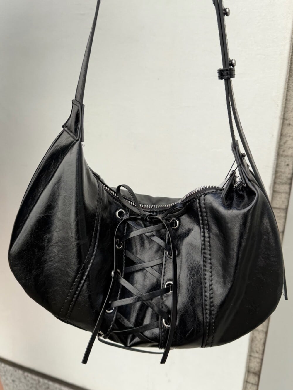 ブラック系のブルゾン、ブラック系のスカート、ブラウン系のニット/セーターを着用したレディースの冬コーディネートの10枚目の写真