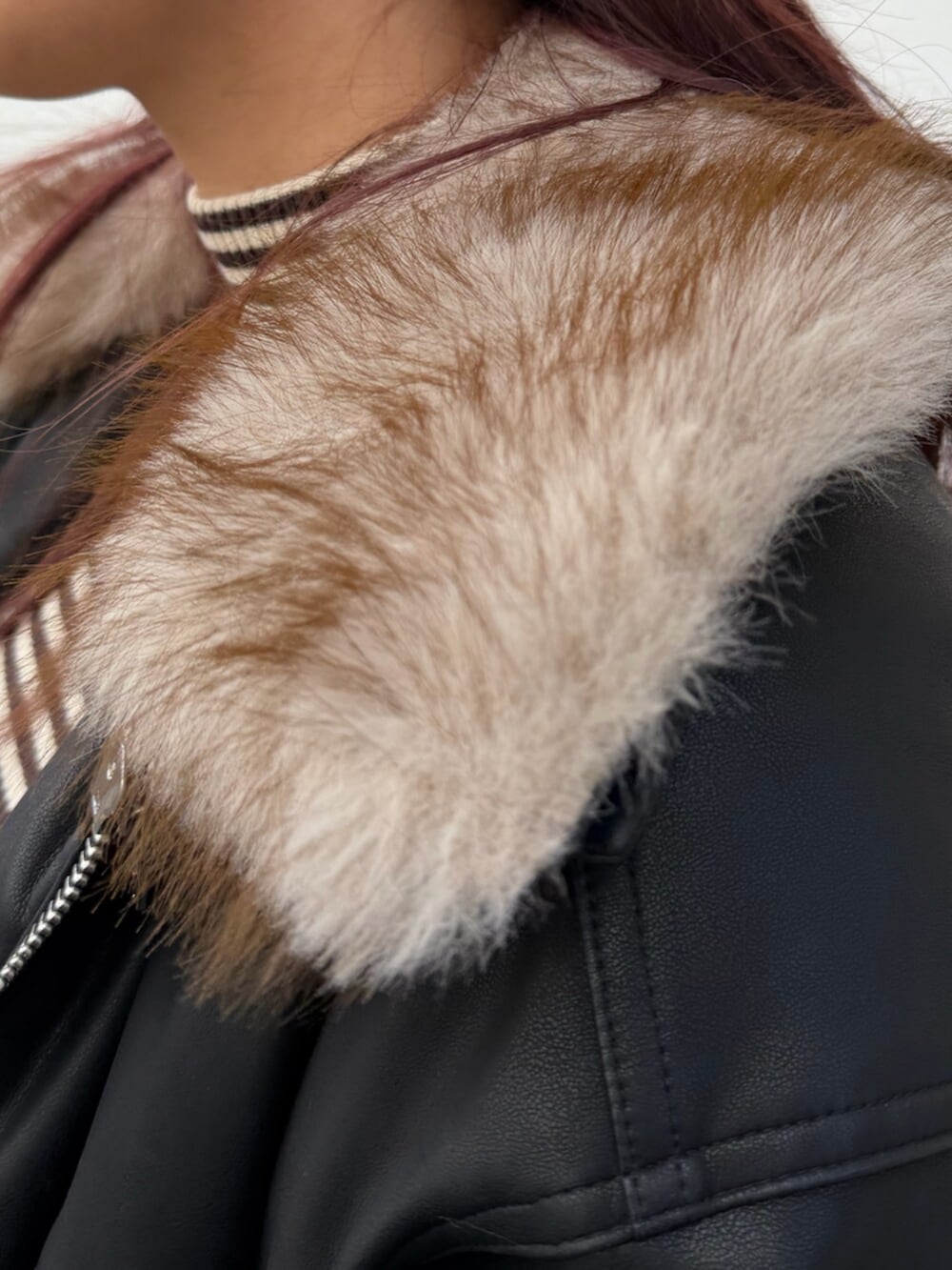 ブラック系のブルゾン、ブラック系のスカート、ブラウン系のニット/セーターを着用したレディースの冬コーディネートの6枚目の写真