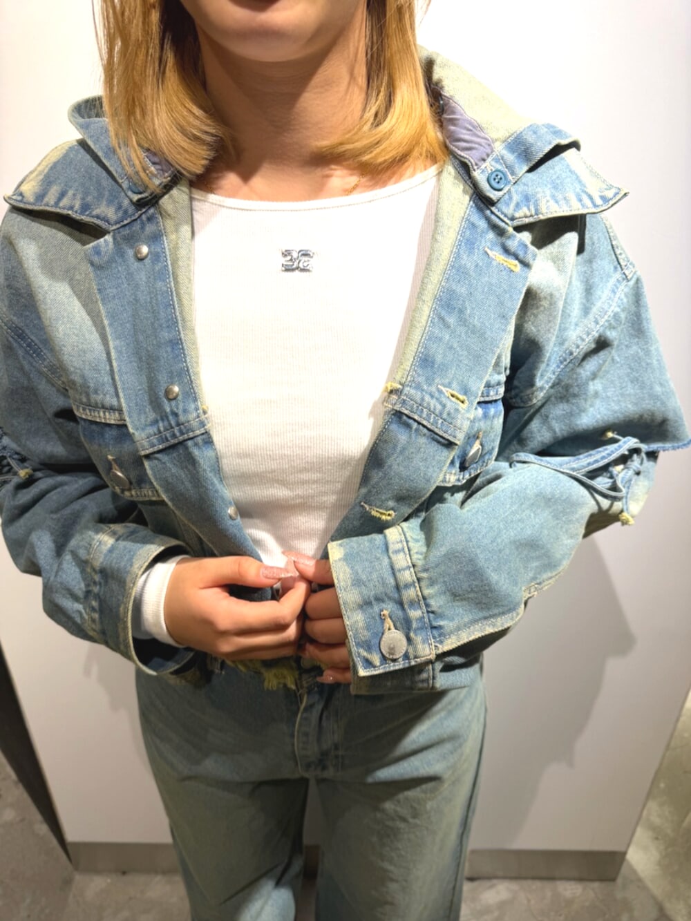 ホワイト系のTシャツ/カットソー、ブルー系のデニムジャケット、ブルー系のデニムパンツを着用したレディースの冬コーディネートの7枚目の写真