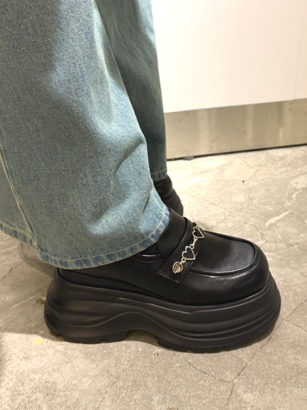 ホワイト系のTシャツ/カットソー、ブルー系のデニムジャケット、ブルー系のデニムパンツを着用したレディースの冬コーディネートの9枚目の写真