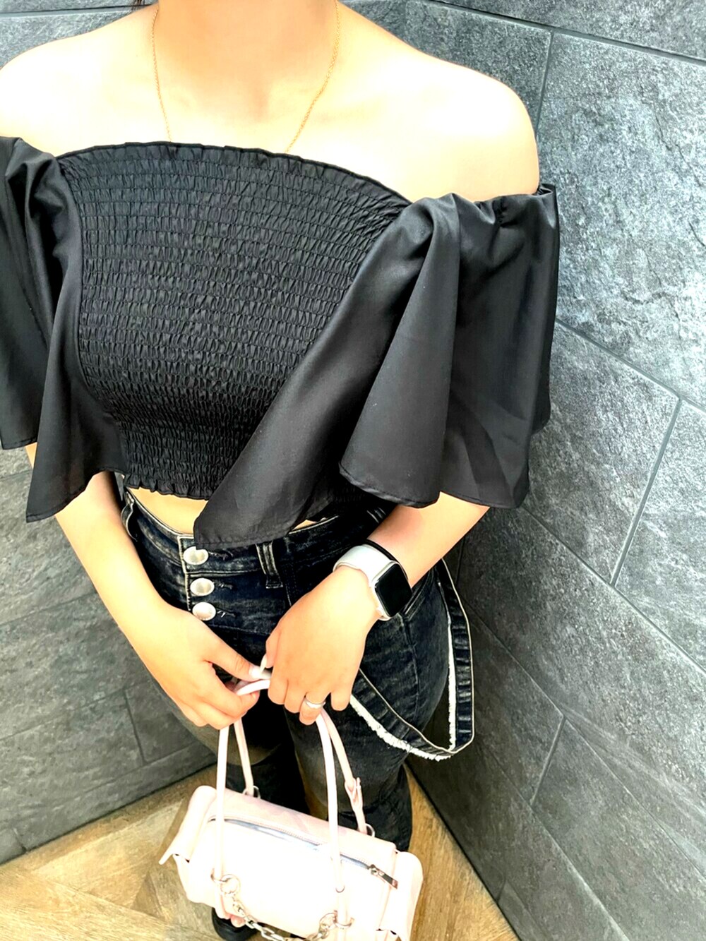 ブラック系のサンダル、ピンク系のハンドバッグ、ブルー系のデニムパンツを着用したレディースの夏コーディネートの6枚目の写真