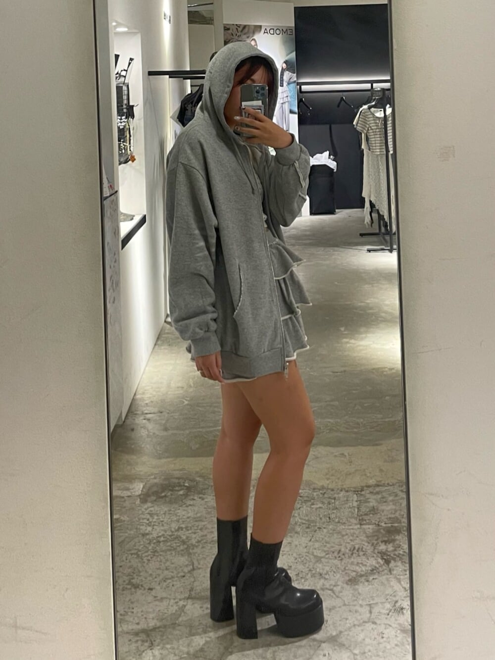 その他のTシャツ/カットソー、グレー系のパーカー、グレー系のスカートを着用したレディースの秋コーディネートの3枚目の写真