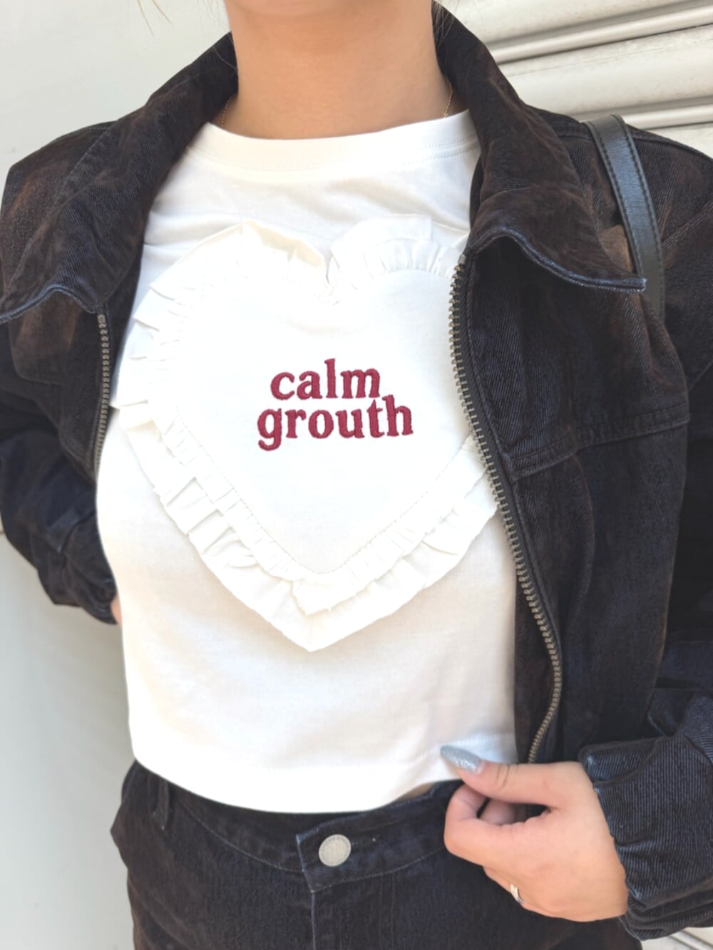 ブラウン系のブルゾン、ホワイト系のTシャツ/カットソー、ブラウン系のデニムパンツを着用したレディースの夏コーディネートの5枚目の写真