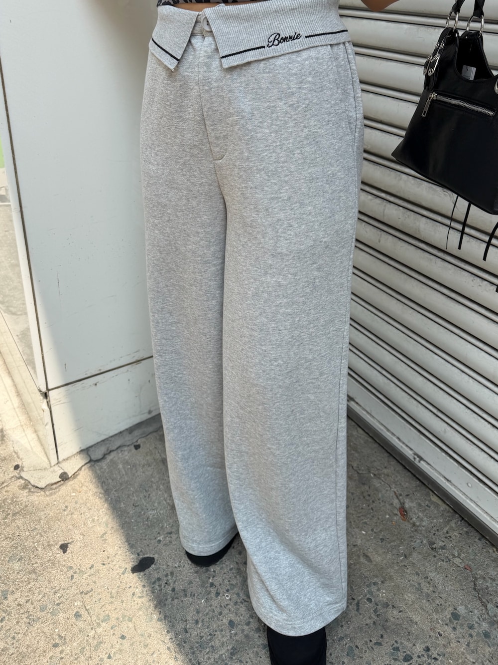 グレー系のTシャツ/カットソー、グレー系のその他パンツ、ブラック系のショルダーバッグを着用したレディースの夏コーディネートの6枚目の写真