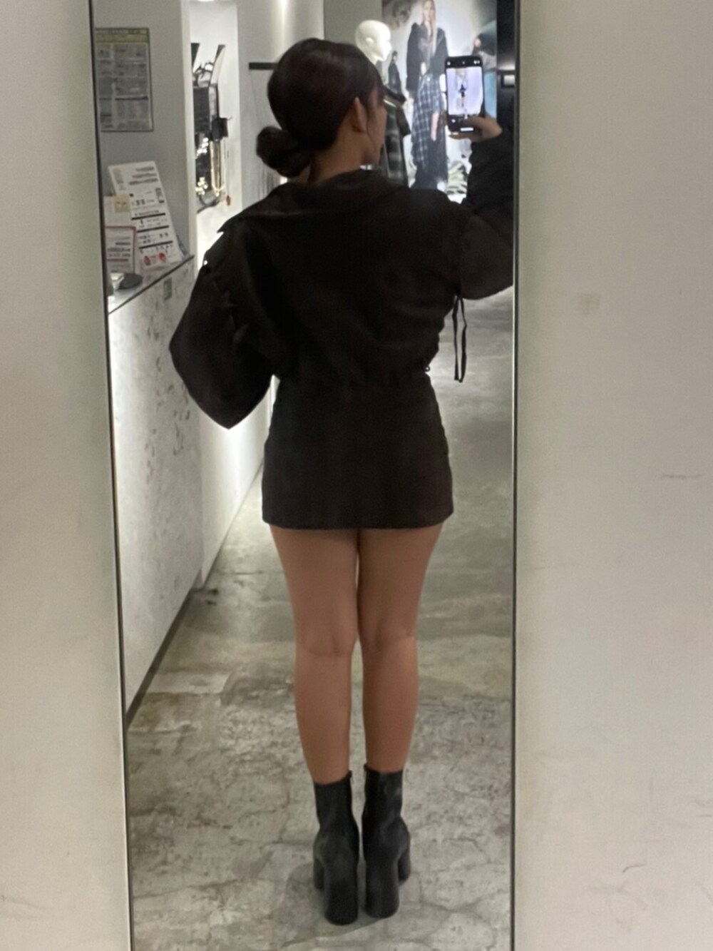 ブラック系のキャミソール、ブラック系のブーツ、ブラウン系のブルゾンを着用したレディースの秋コーディネートの3枚目の写真