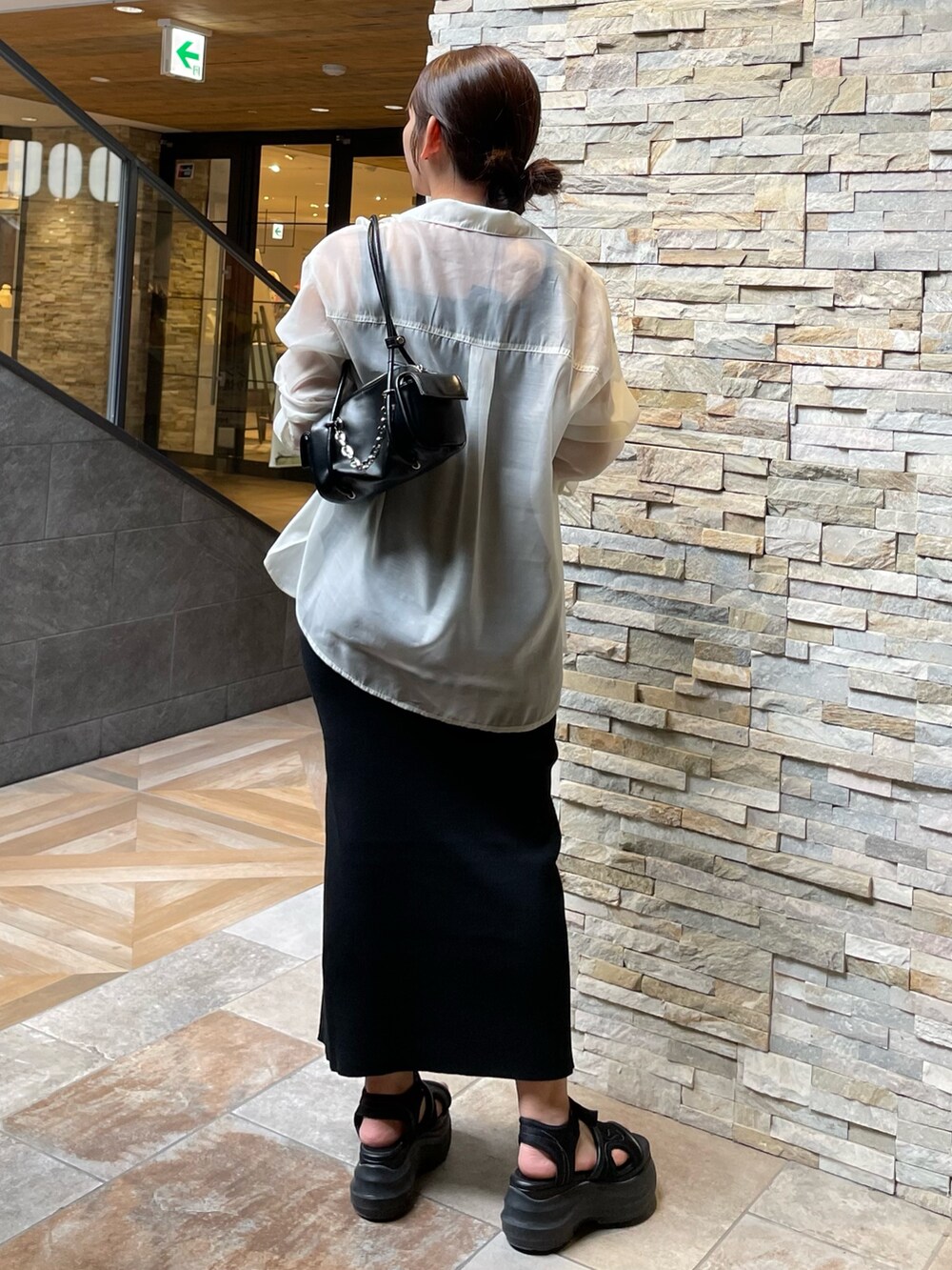 ホワイト系のシャツ/ブラウス、ブラック系のワンピース、ブラック系のハンドバッグを着用したレディースの夏コーディネートの3枚目の写真