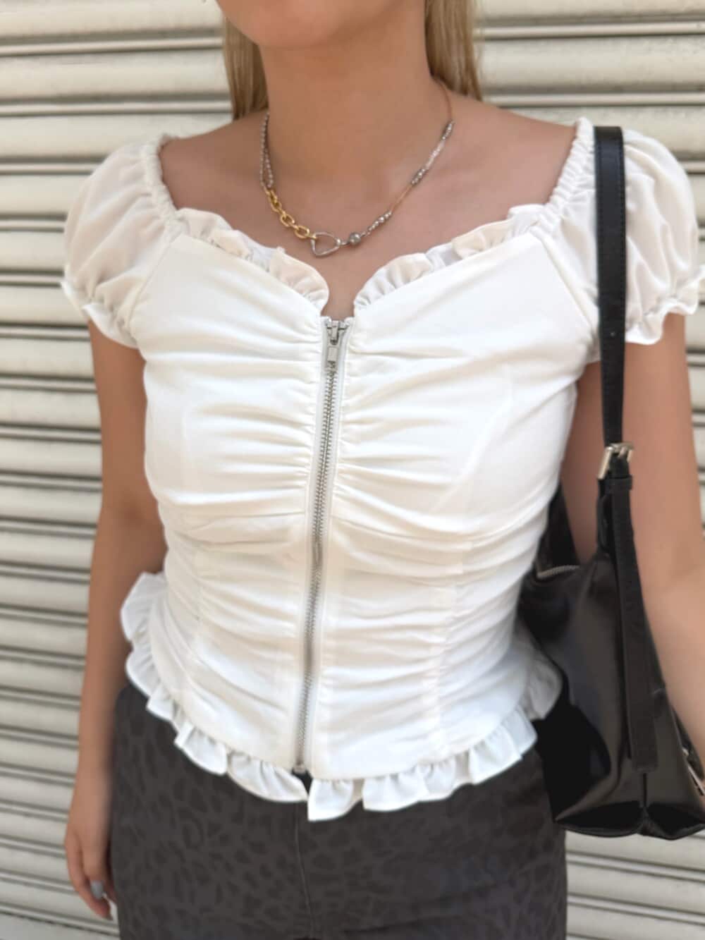 ブラック系のサンダル、グレー系のその他パンツ、ブラック系のハンドバッグを着用したレディースの夏コーディネートの5枚目の写真