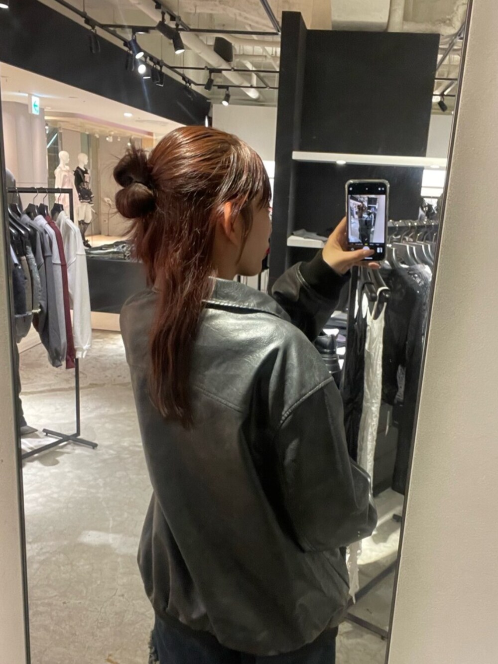 ブラック系のブーツ、ブラック系のブルゾン、グレー系のTシャツ/カットソーを着用したレディースの秋コーディネートの4枚目の写真