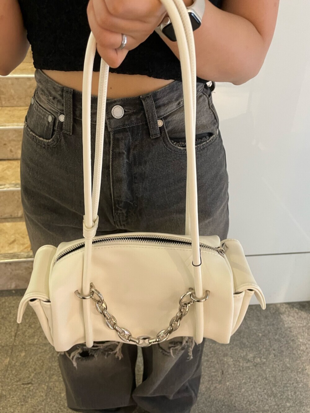 ブラック系のサンダル、ホワイト系のハンドバッグ、ブラック系のTシャツ/カットソーを着用したレディースの夏コーディネートの7枚目の写真