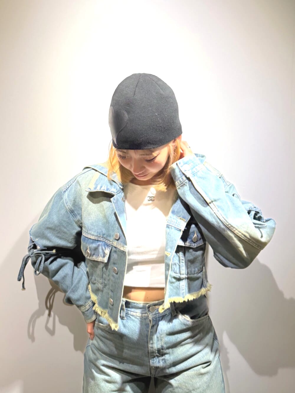 ホワイト系のTシャツ/カットソー、ブルー系のデニムジャケット、ブルー系のデニムパンツを着用したレディースの冬コーディネートの4枚目の写真