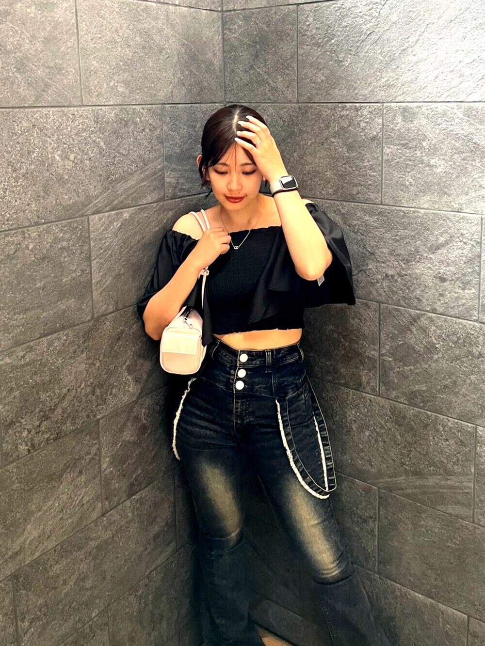 ブラック系のサンダル、ピンク系のハンドバッグ、ブルー系のデニムパンツを着用したレディースの夏コーディネートの4枚目の写真