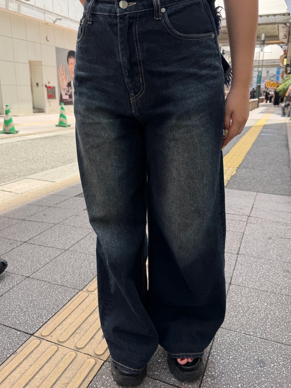 ブルー系のデニムパンツ、その他のTシャツ/カットソー、ブラック系のサンダルを着用したレディースの夏コーディネートの7枚目の写真
