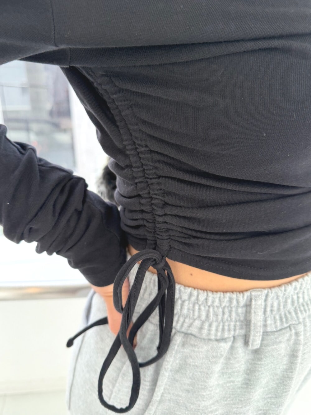 グレー系のスウェットパンツ、ブラウン系のスリッポン、ブラック系のTシャツ/カットソーを着用したレディースの秋コーディネートの5枚目の写真