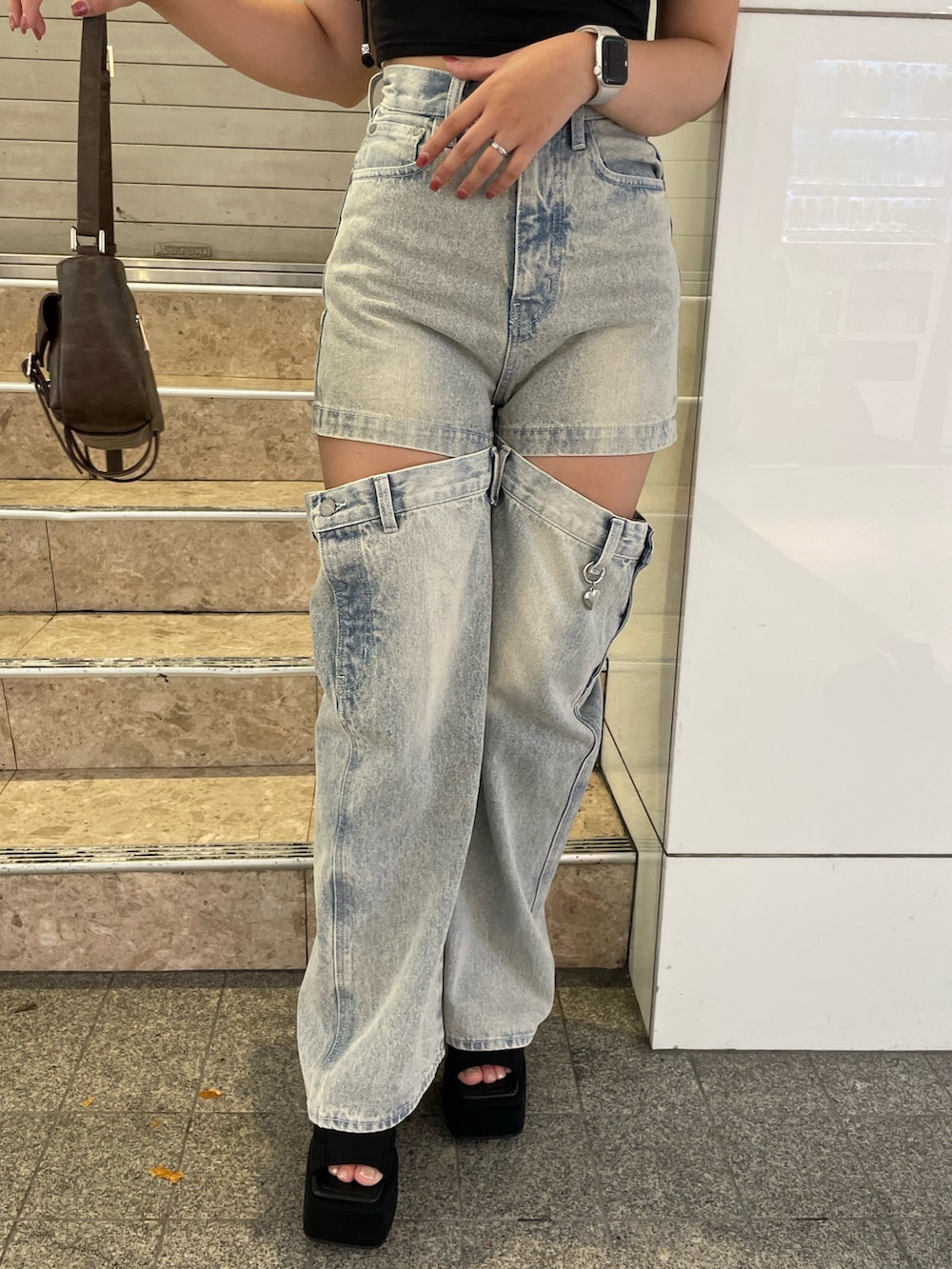 ブラック系のTシャツ/カットソー、ブルー系のデニムパンツ、ブラック系のサンダルを着用したレディースの夏コーディネートの7枚目の写真