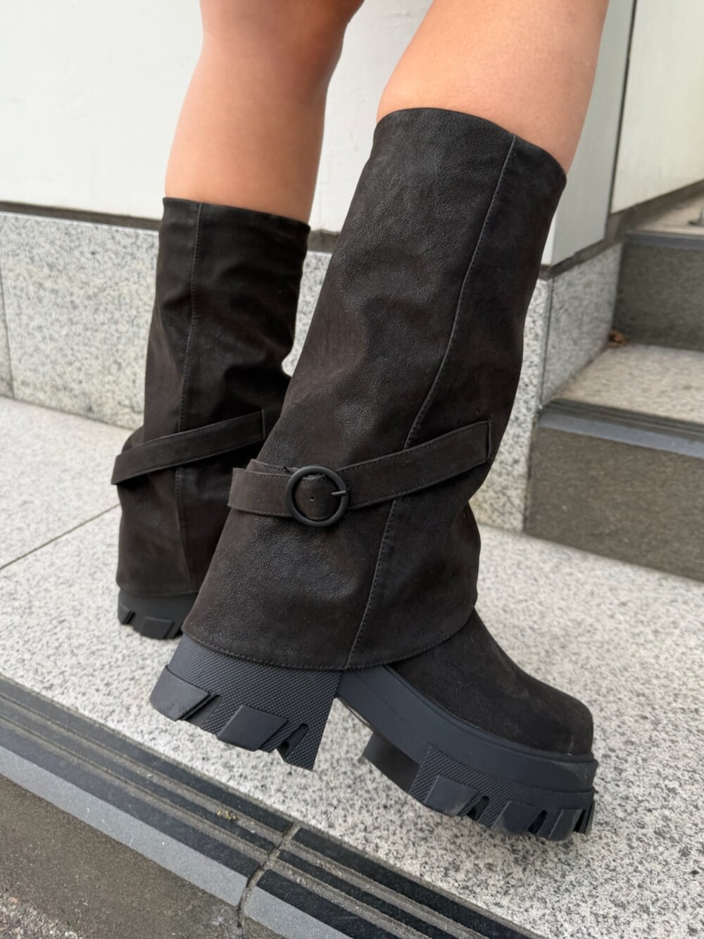 ブラック系のブルゾン、ブラック系のスカート、ブラウン系のニット/セーターを着用したレディースの冬コーディネートの9枚目の写真