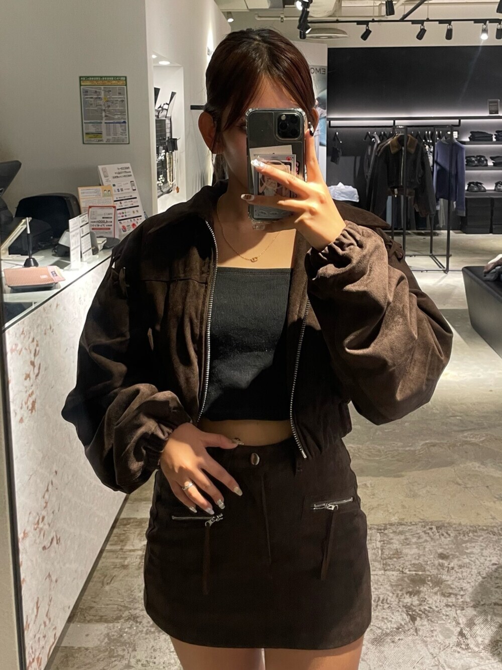 ブラック系のキャミソール、ブラック系のブーツ、ブラウン系のブルゾンを着用したレディースの秋コーディネートの4枚目の写真