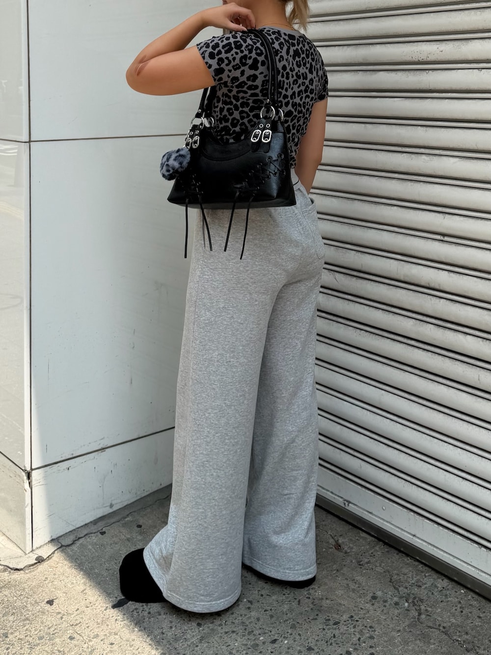 グレー系のTシャツ/カットソー、グレー系のその他パンツ、ブラック系のショルダーバッグを着用したレディースの夏コーディネートの2枚目の写真