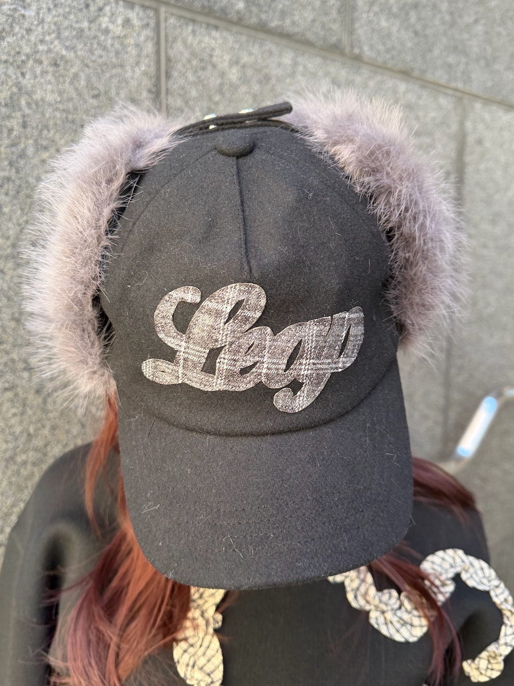 ブラック系のニット/セーター、ブルー系のデニムパンツ、ブラック系のショルダーバッグを着用したレディースの冬コーディネートの5枚目の写真