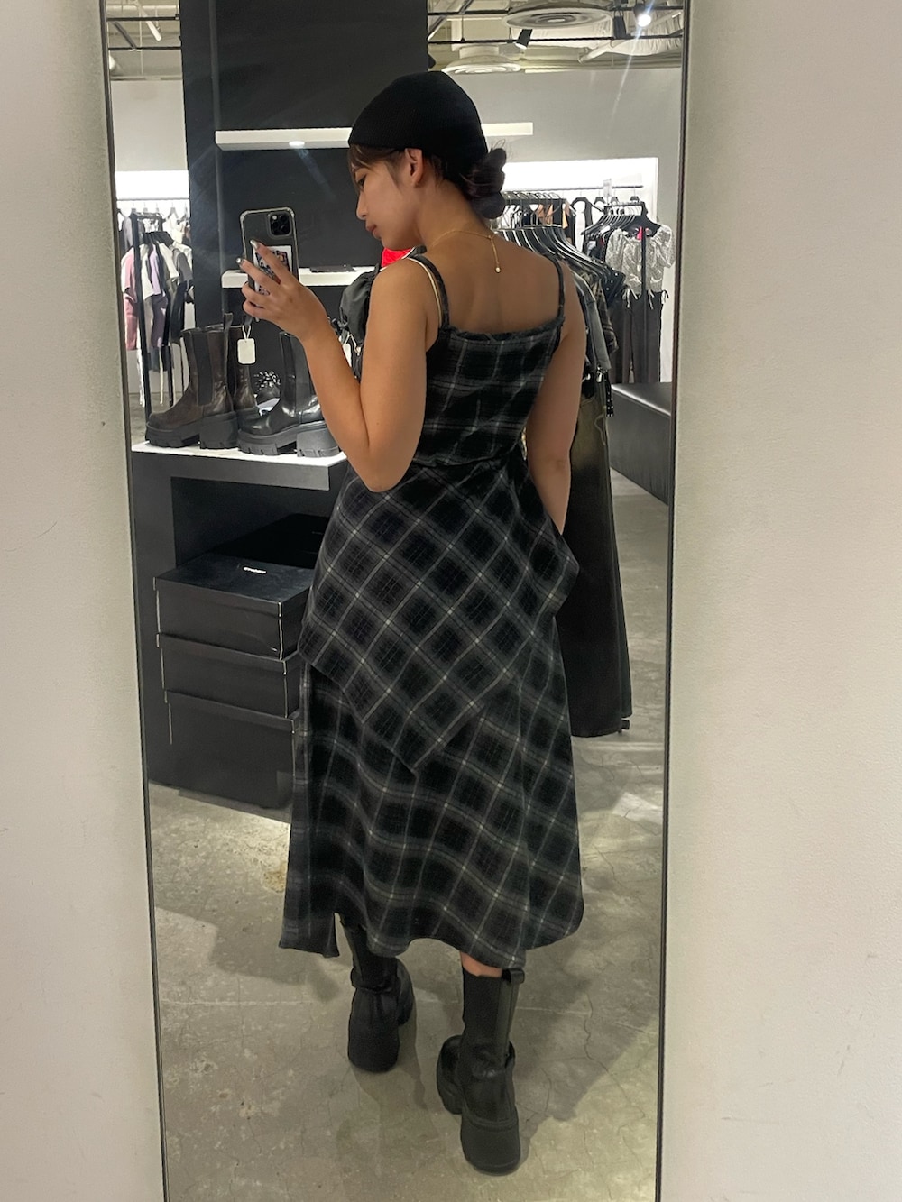 ブラック系のワンピース、ブラック系のブーツ、ブラック系のニットキャップ/ビーニーを着用したレディースの夏コーディネートの3枚目の写真