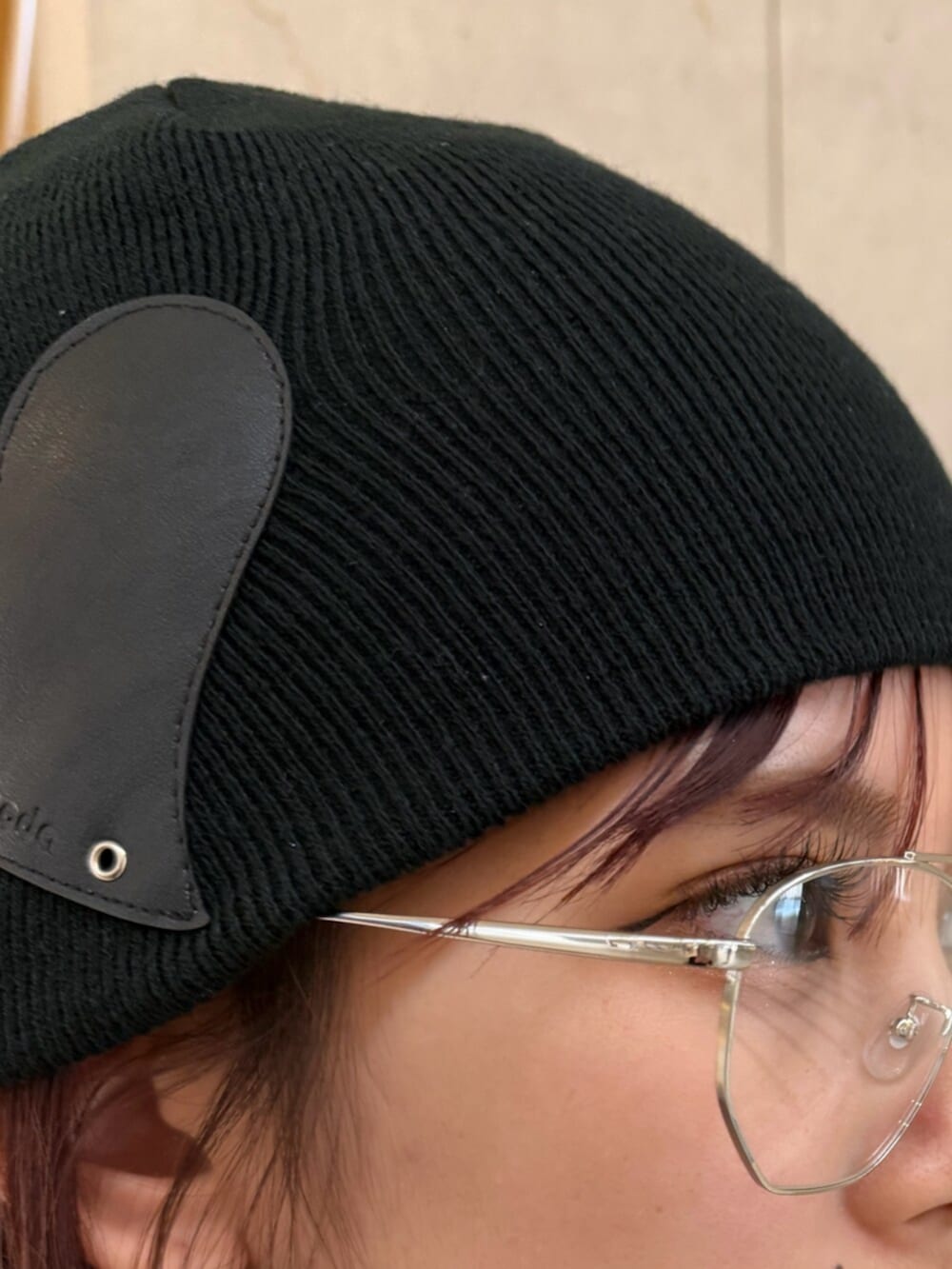 ブラック系のブーツ、ブラウン系のトートバッグ、ブラック系のニット/セーターを着用したレディースの冬コーディネートの5枚目の写真