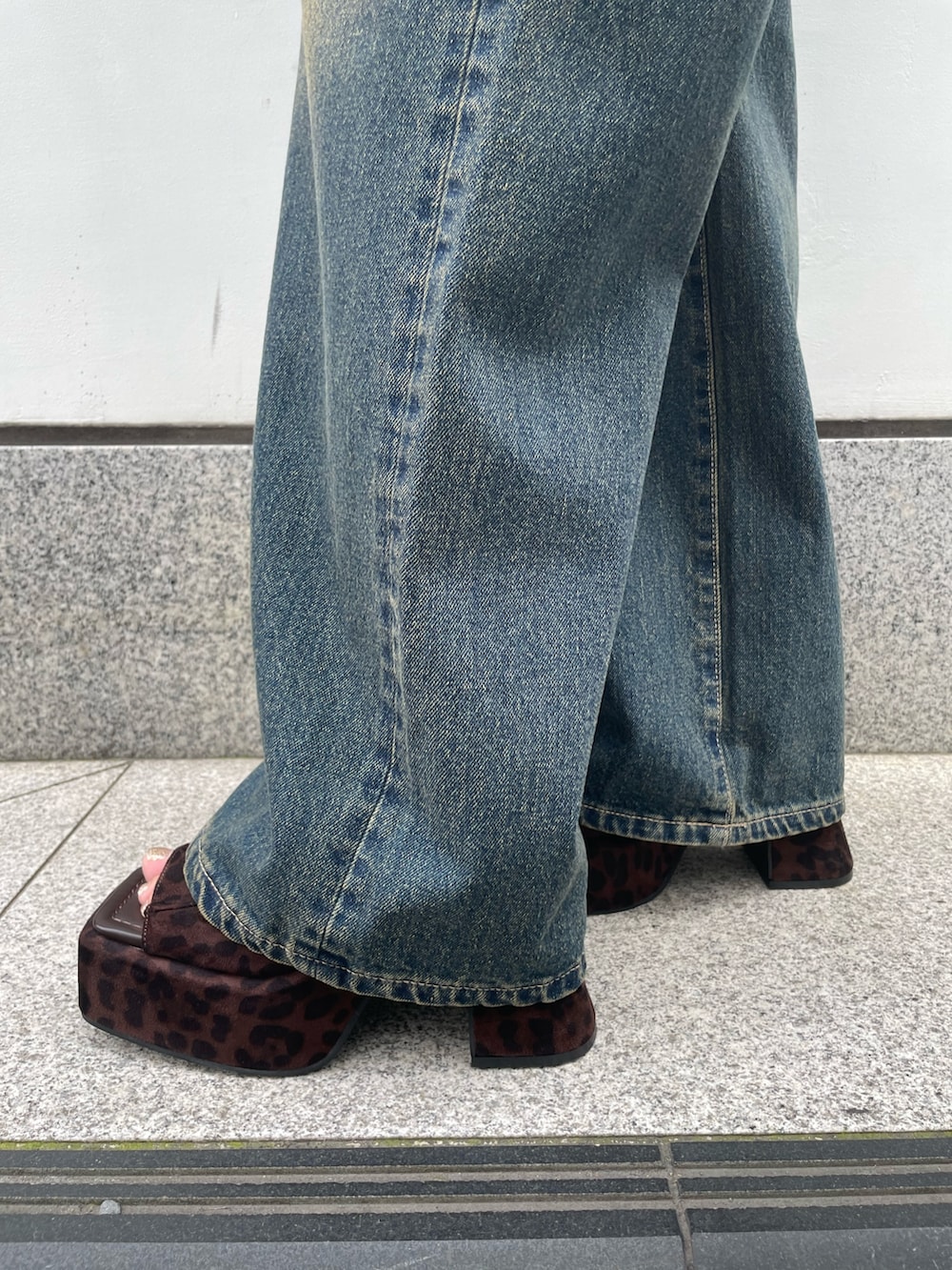 ホワイト系のTシャツ/カットソー、ブルー系のデニムパンツ、ブラウン系のサンダルを着用したレディースの夏コーディネートの8枚目の写真