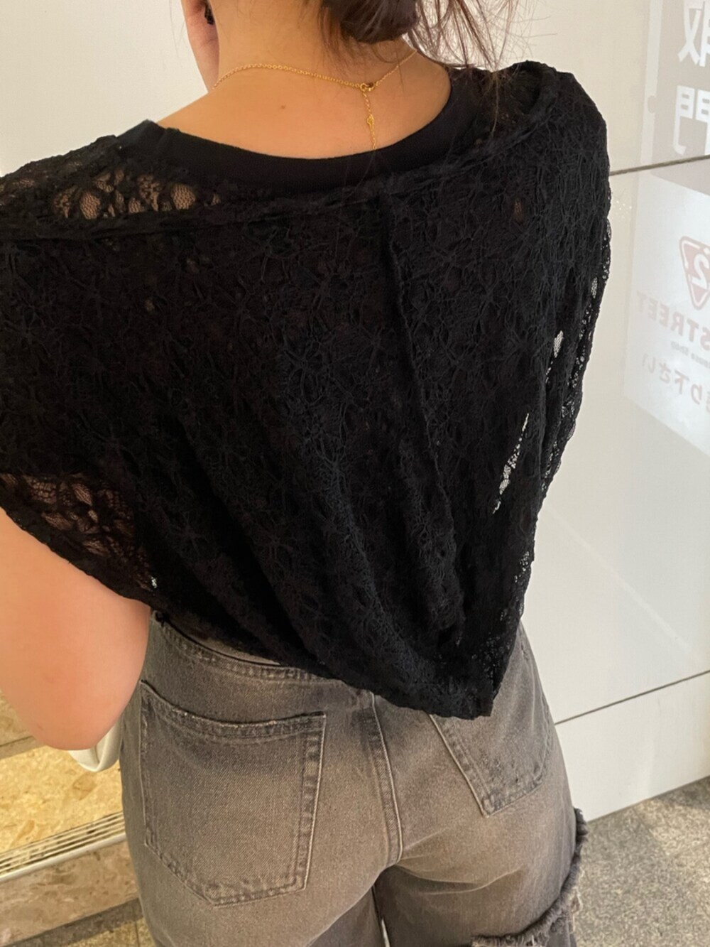 ブラック系のサンダル、ホワイト系のハンドバッグ、ブラック系のTシャツ/カットソーを着用したレディースの夏コーディネートの9枚目の写真