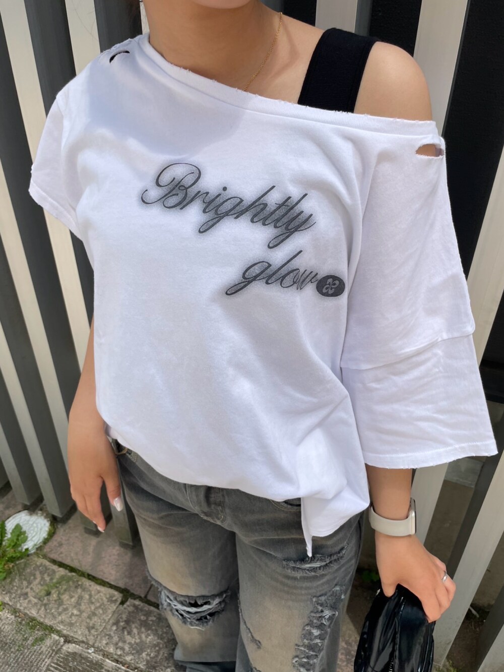 ホワイト系のTシャツ/カットソー、ブラック系のタンクトップ、ブラック系のハンドバッグを着用したレディースの春コーディネートの7枚目の写真