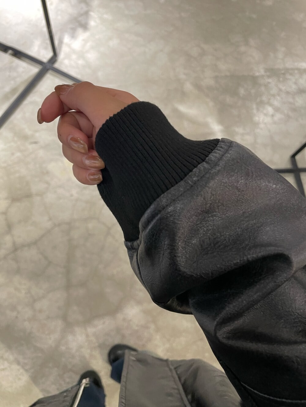 ブラック系のブーツ、ブラック系のブルゾン、グレー系のTシャツ/カットソーを着用したレディースの秋コーディネートの5枚目の写真