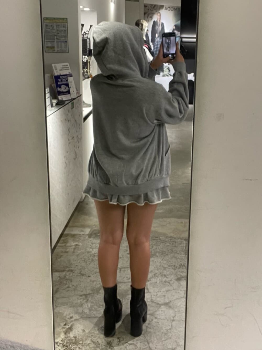 その他のTシャツ/カットソー、グレー系のパーカー、グレー系のスカートを着用したレディースの秋コーディネートの4枚目の写真