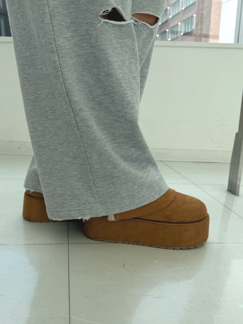 グレー系のスウェットパンツ、ブラウン系のスリッポン、ブラック系のTシャツ/カットソーを着用したレディースの秋コーディネートの7枚目の写真