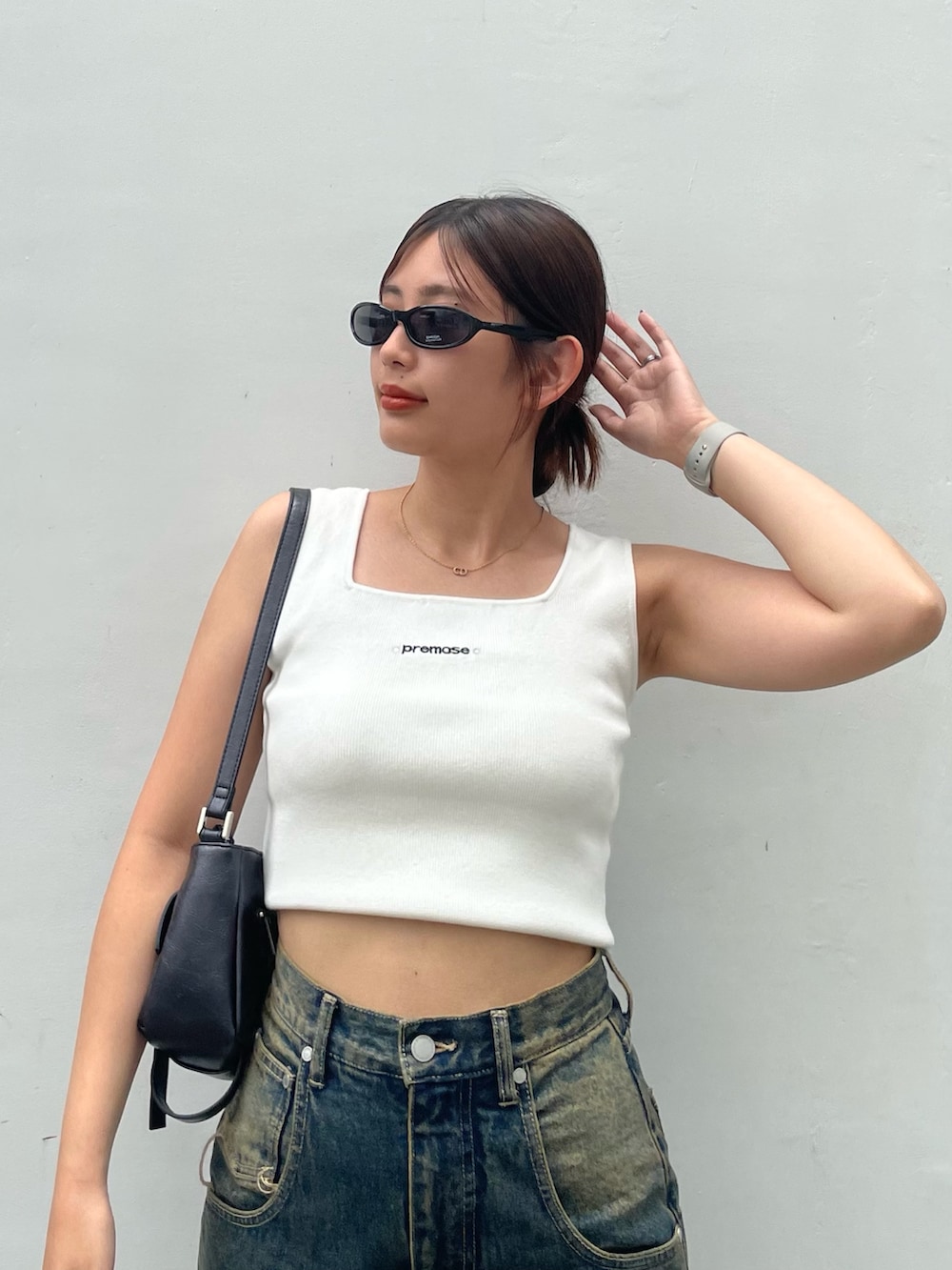 ホワイト系のTシャツ/カットソー、ブルー系のデニムパンツ、ブラウン系のサンダルを着用したレディースの夏コーディネートの4枚目の写真