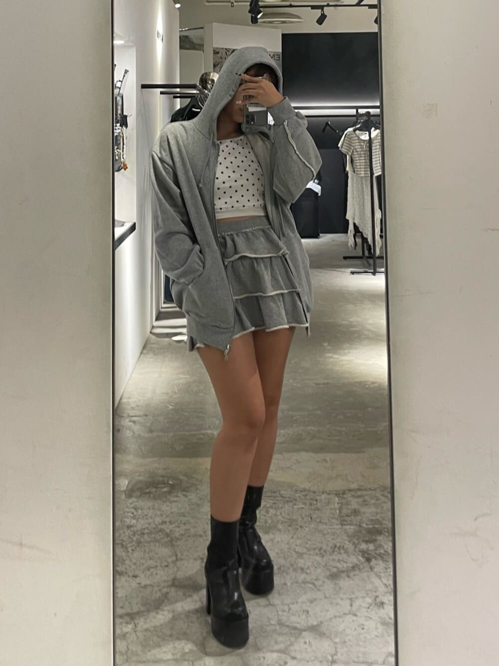 その他のTシャツ/カットソー、グレー系のパーカー、グレー系のスカートを着用したレディースの秋コーディネートの2枚目の写真