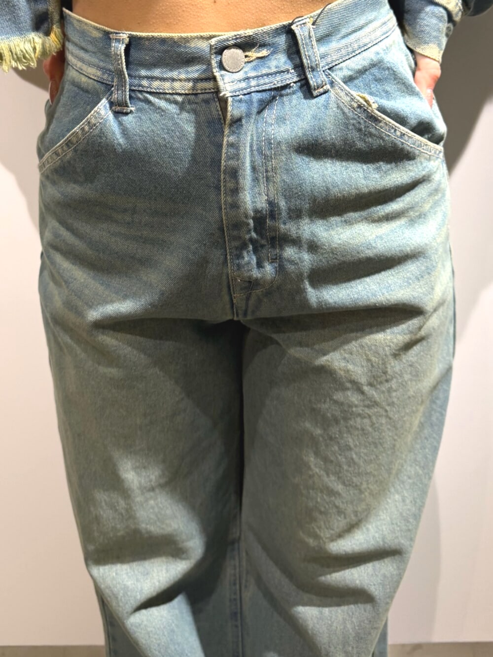 ホワイト系のTシャツ/カットソー、ブルー系のデニムジャケット、ブルー系のデニムパンツを着用したレディースの冬コーディネートの8枚目の写真