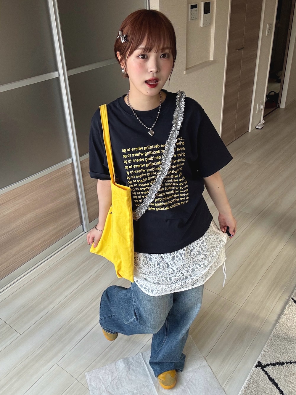 「レイヤードスタイル、レイヤード、レーススカート、レース、Tシャツ、Tシャツ×デニム、Tシャツコーデ、プリントT、差し色コーデ、黄色、カジュアル、カジュアルコーデ、デニム、デニムコーデ、デニムパンツ」｜「Me%の【ストラップシート付き】2SETフリルモバイルストラップ　111617（スマホグッズ、シルバー系）」を使った、あやかさん（骨格ウェーブ・レディース・162cm）の春コーディネートの2枚目の写真