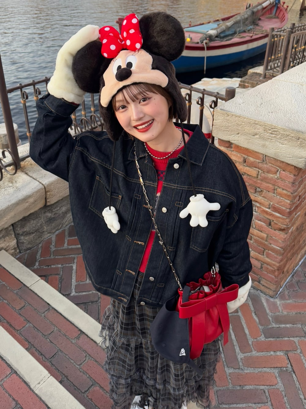 「ディズニーコーデ、ミニーちゃん、デニムジャケット、デニムコーデ、差し色コーデ、チェックスカート、冬コーデ、セーター」｜「BONLECILLのルーズデニムジャケット/Gジャン（デニムジャケット、ブルー系）」を使った、あやかさん（骨格ウェーブ・レディース・162cm）の冬コーディネートの2枚目の写真