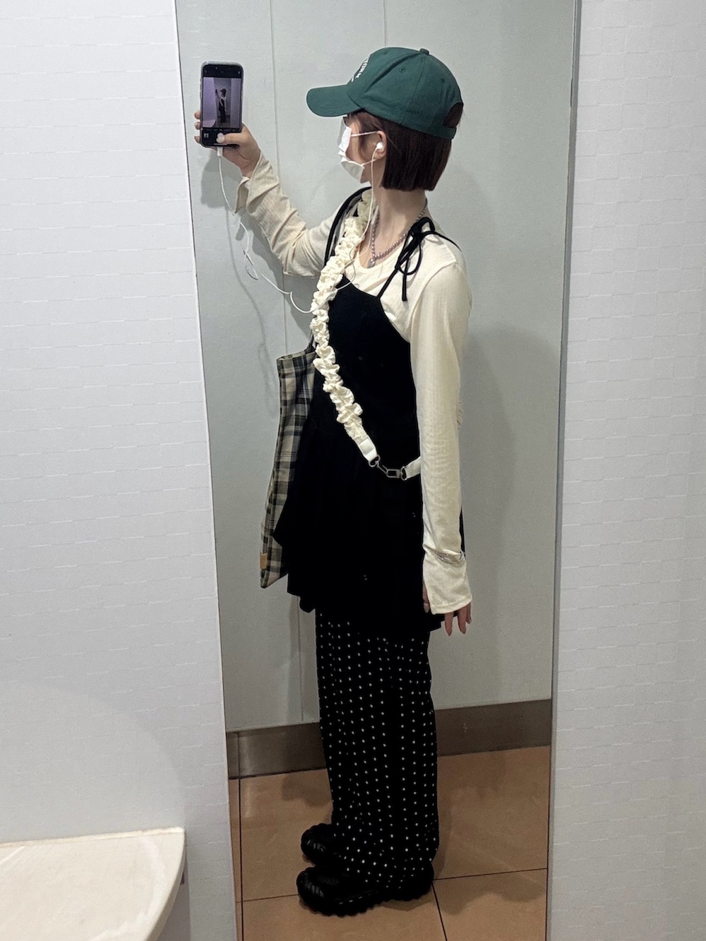 「やっぱり帽子が好き、アメカジ、パンツスタイル、差し色コーデ、キャップ、キャップコーデ、ドット、ドットパンツ、ドット柄、カジュアル、カジュアルガーリー、カジュアルコーデ、レイヤードスタイル、レイヤード、レイヤードワンピース」｜「Me%のジャガードクシュクシュモバイルショルダー 113869（スマホグッズ、ホワイト系）」を使った、あやかさん（骨格ウェーブ・レディース・162cm）の春コーディネートの2枚目の写真