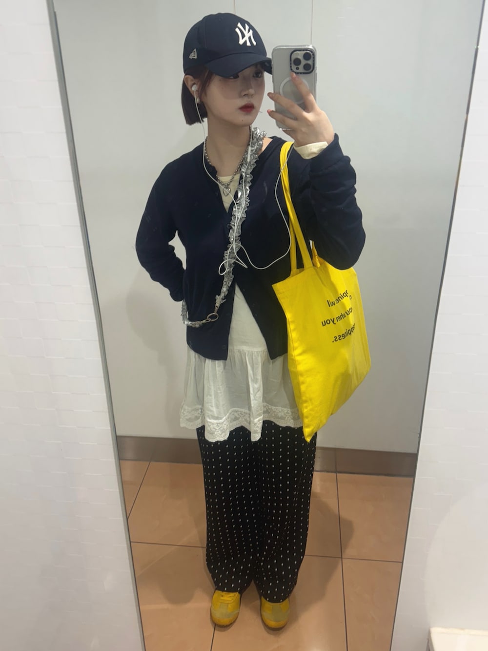 「ドット、ドット柄、ドットパンツ、レイヤードスタイル、レイヤード、フリル、ワンピース、ミニワンピース、パンツスタイル、カーディガン、差し色コーデ、春コーデ、カジュアル、休日コーデ、通勤コーデ」｜「NEW ERAのNEW ERA/ニューエラ 940 New York Yankees/ヤンキース（キャップ、ブルー系）」を使った、あやかさん（骨格ウェーブ・レディース・162cm）の春コーディネートの2枚目の写真